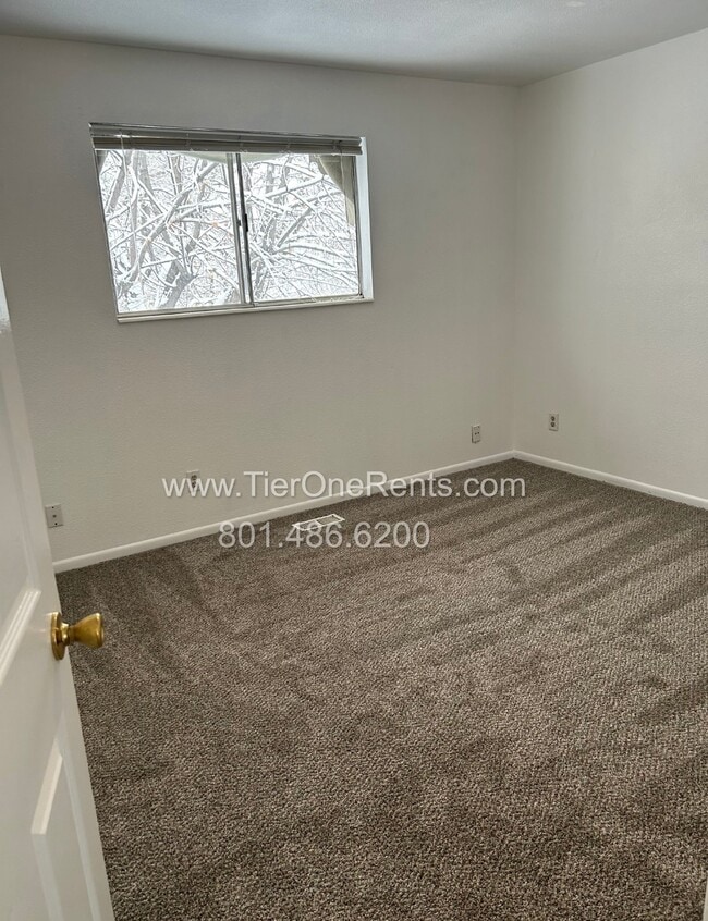 Photo - This property offers a NO DEPOSIT option available for qualified renters! Unidad A