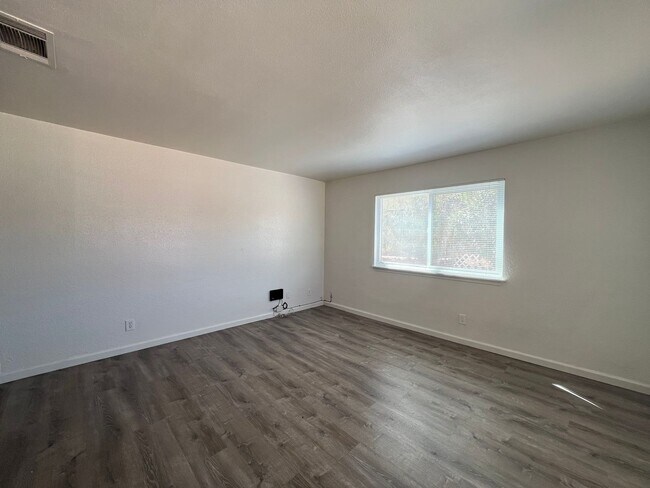 Photo - Beautiful 4 Bedroom 2 Bathroom Home