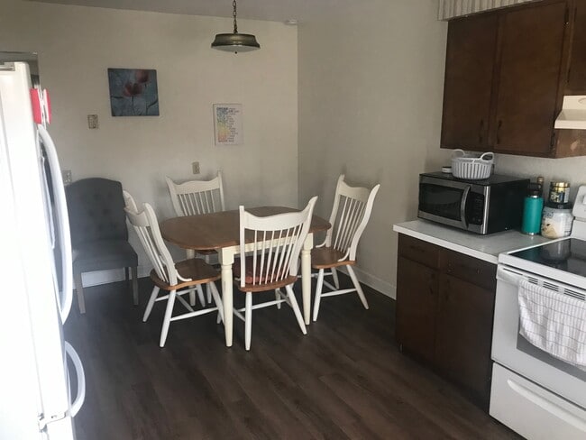 Comer en la cocina - 702 N Cory St Unidad 702