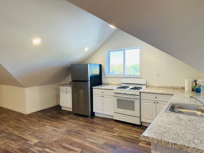 Building Photo - Top floor 3 bedroom with utilities included Unit 17