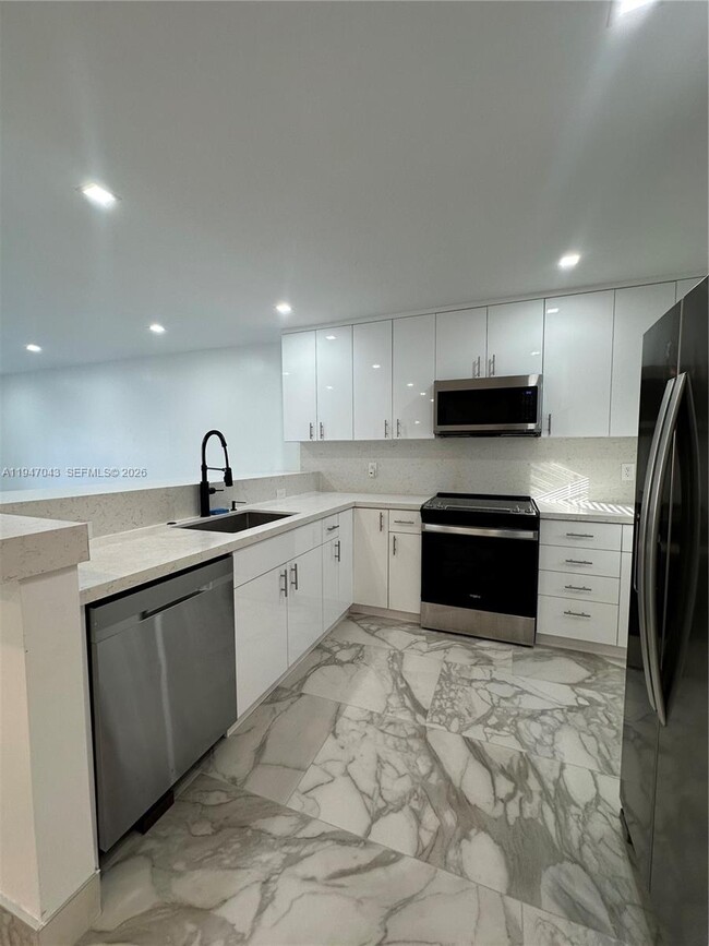 Building Photo - 4100 N 58th Ave Unit 211