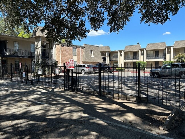 Building Photo - 5550 N Braeswood Blvd Unit 24