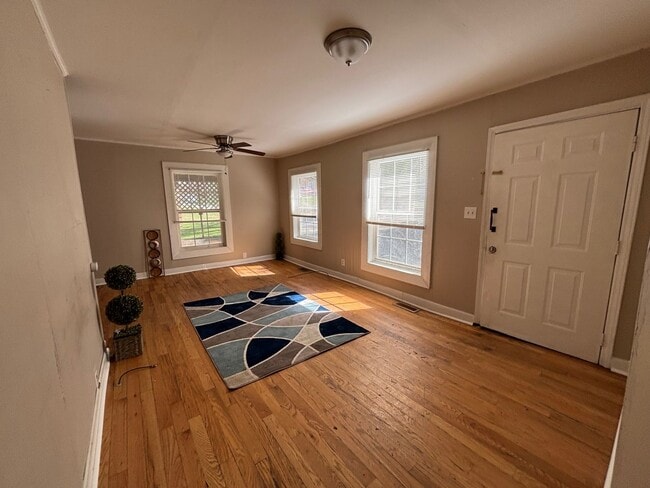 Building Photo - 3 Bed House! DEPOSIT-FREE Renting option thru OBLIGO! Deposit Alternative available.