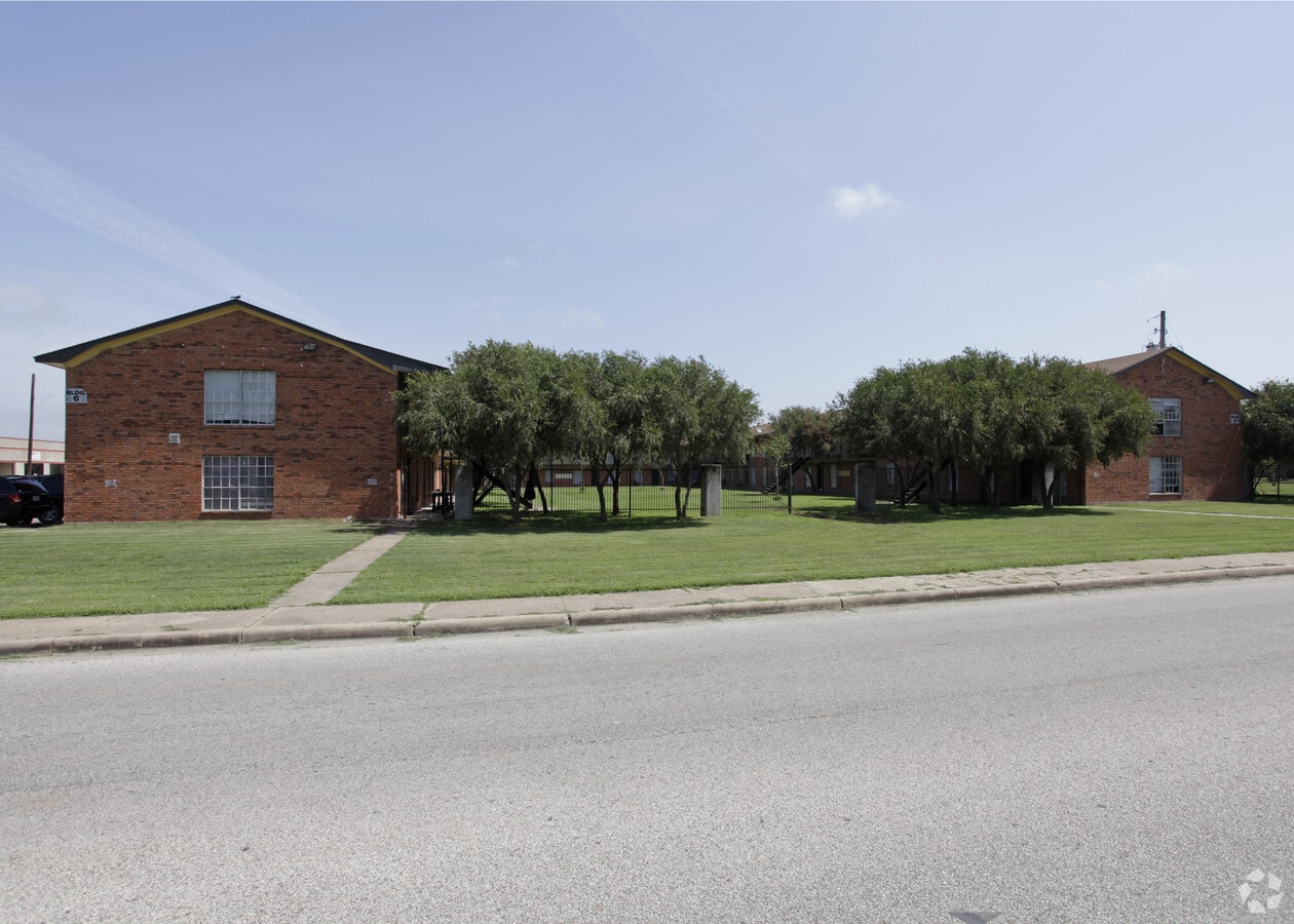 Garden Villa Apartments - Ocean Breeze Apartment Homes