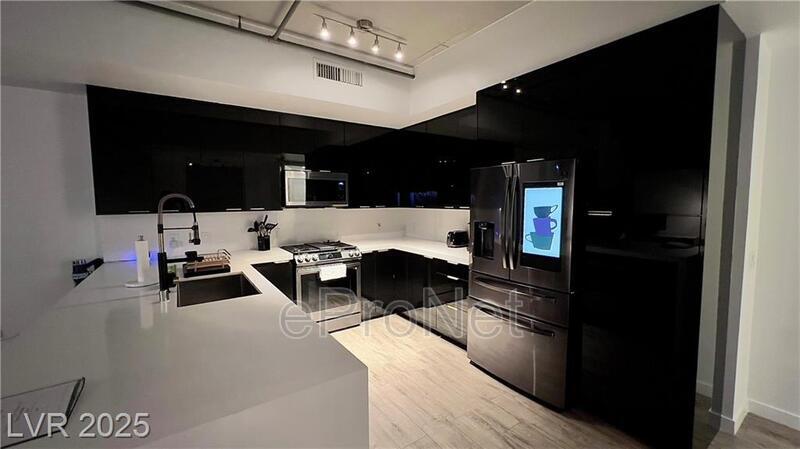 Photo - 353 E Bonneville Ave Unidad 718 - 1