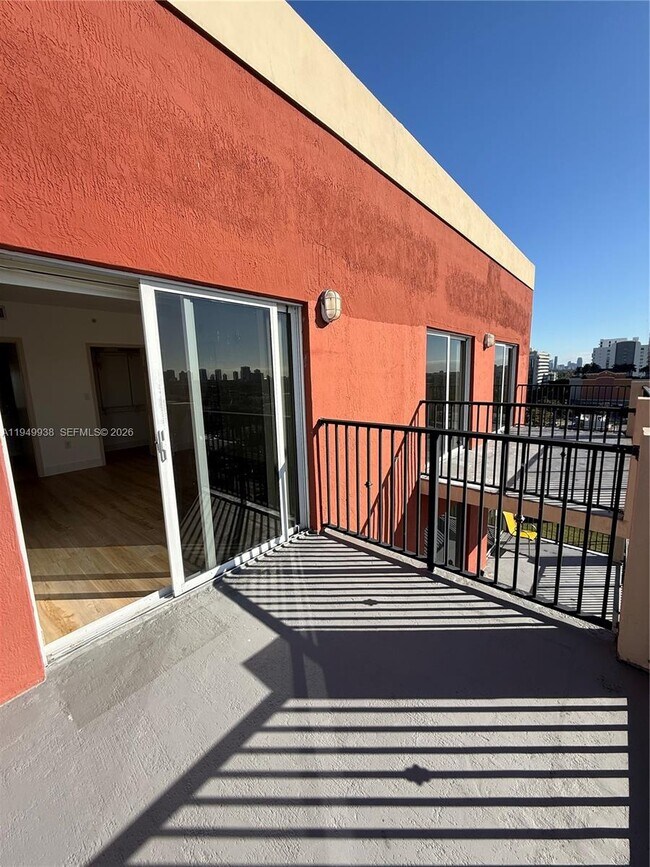 Building Photo - 3410 Coral Wy Unit PH-06