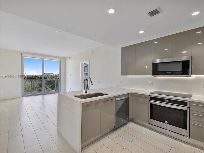 Photo - 2000 Metropica Wy Unit 502