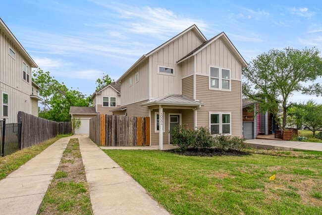 Building Photo - Beautiful 2 bedroom, 1.5 bathroom home in East Austin!!!