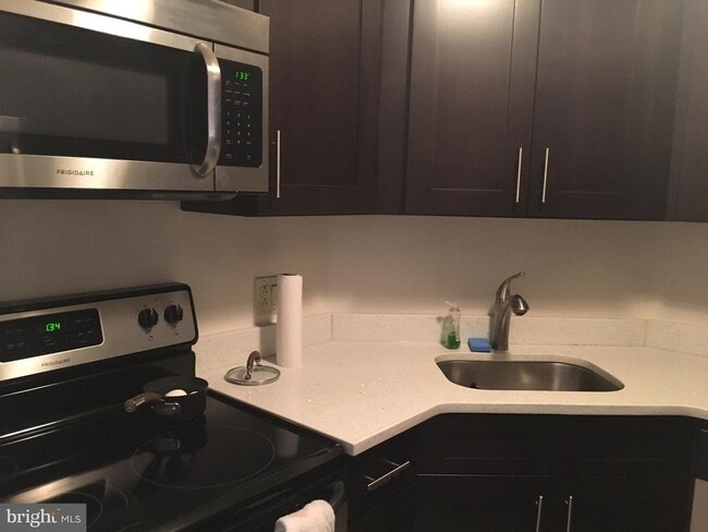 Building Photo - 2020 Walnut St Unit 24A