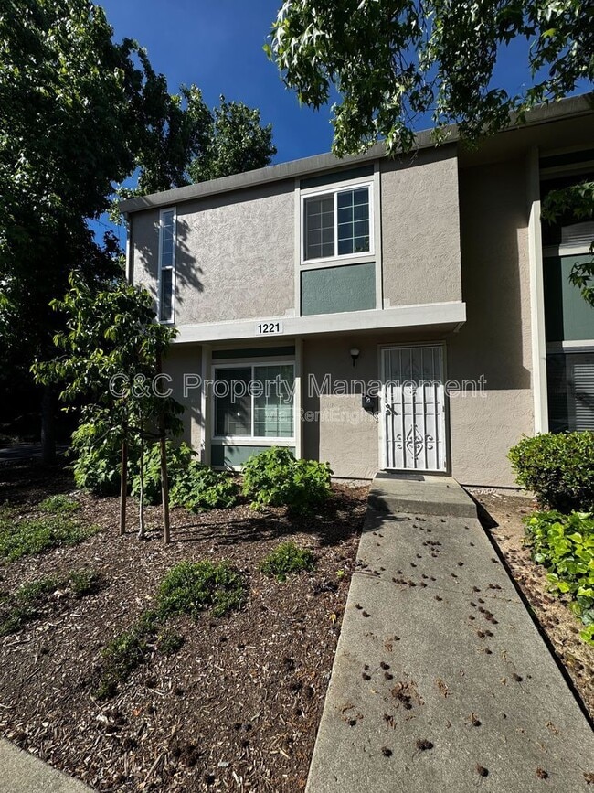 Building Photo - 1221 Pine Creek Wy Unit Apt G