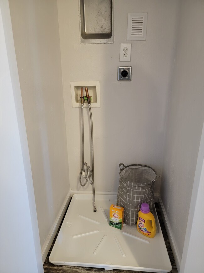 Stackable Washer/Dryer Closet (1 Bed with Office)