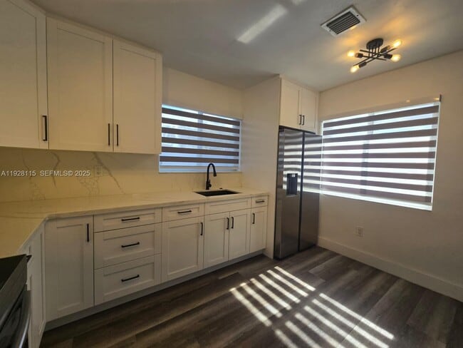 Photo - 635 W 31st St