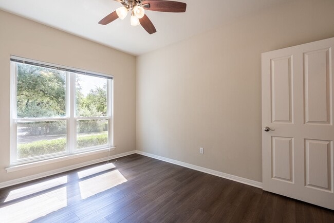 Photo - 1411 Lakeway Dr