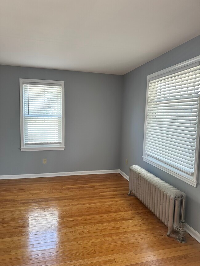 Living area - 70 Livingston Ave Unit 70 Livingston