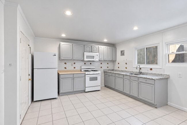 Building Photo - 303 43rd St Unit 2