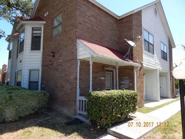 Building Photo - NICE 2 BEDROOM 2.5 BATH Rental