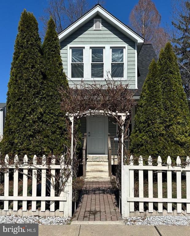 Photo - 124 W Franklin St