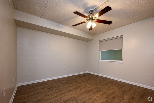 1BR, 1BA - 700SF - Bedroom