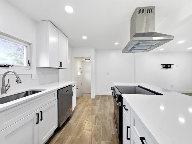 Photo - 2090 Moran Ave