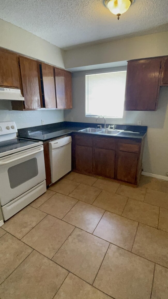 Photo - 921 NW Summercrest Blvd