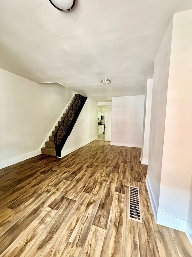 Building Photo - Spacious 3-Bedroom Home with Central A/C, In-Unit Laundry & Pet-Friendly Living