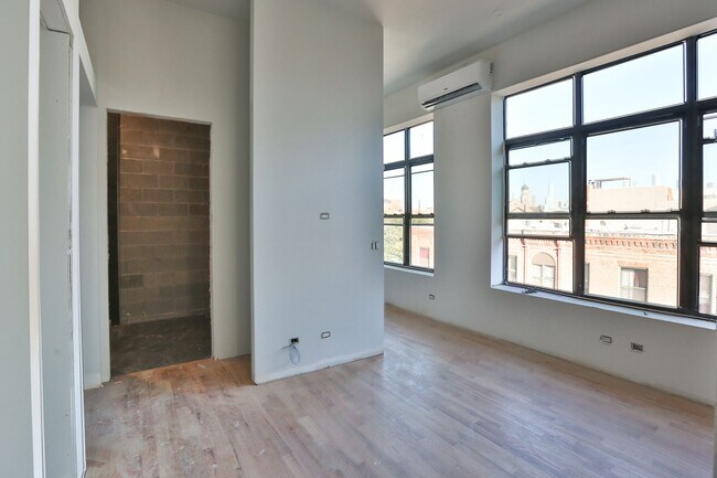 Photo - Brand New Studio in Wicker Park. 12' Ceili... Unidad 403