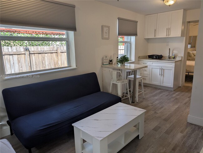 Building Photo - 311 SW 2nd Ave Unit 2