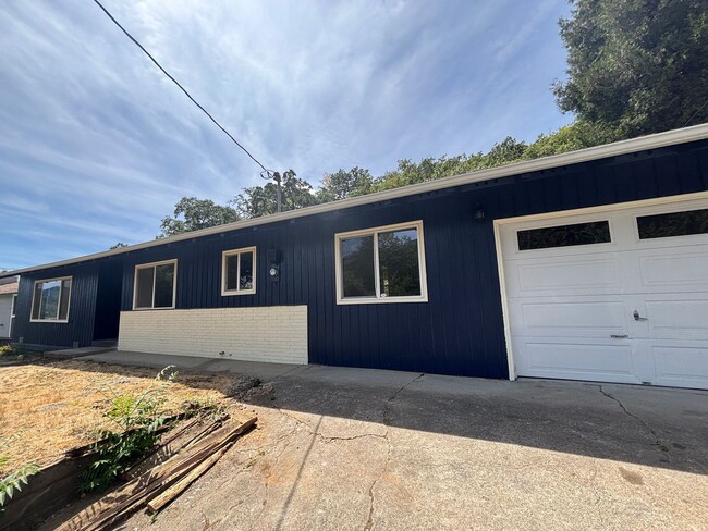 Building Photo - 1188 NE Lincoln St Rental