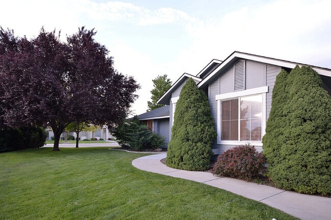 Photo - 2340 N Warwick Ave