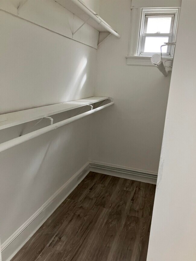 Photo - 127 W 51st St