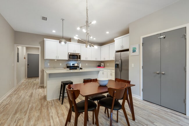 Photo - 823 N Bronough St