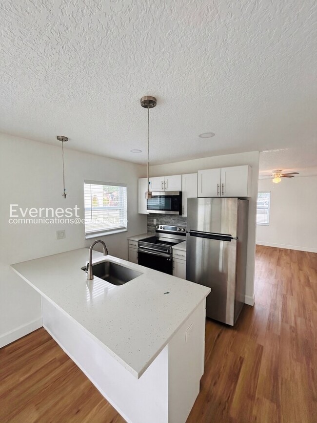 Photo - 2070 Loma Linda Way N