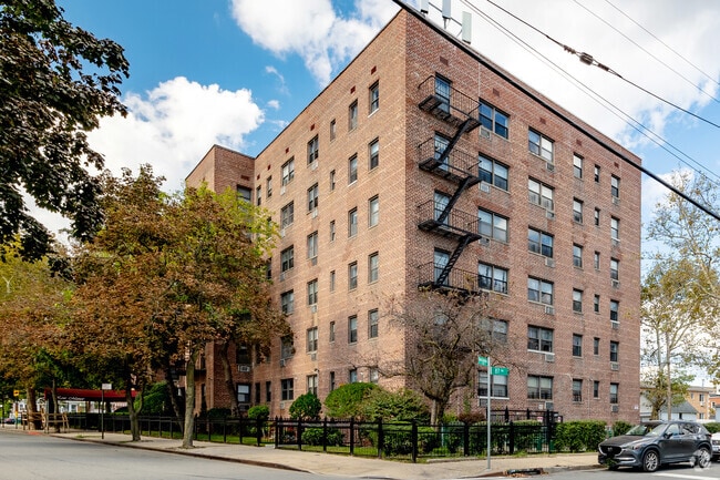 Kew Manor - 13111 Kew Gardens Rd