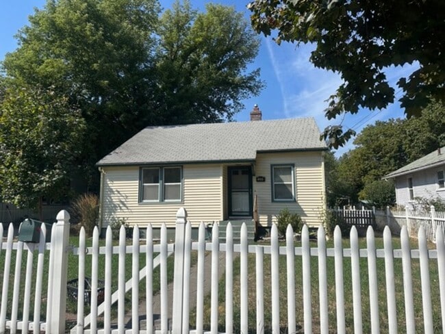 Building Photo - Spokane Bungalow Rental