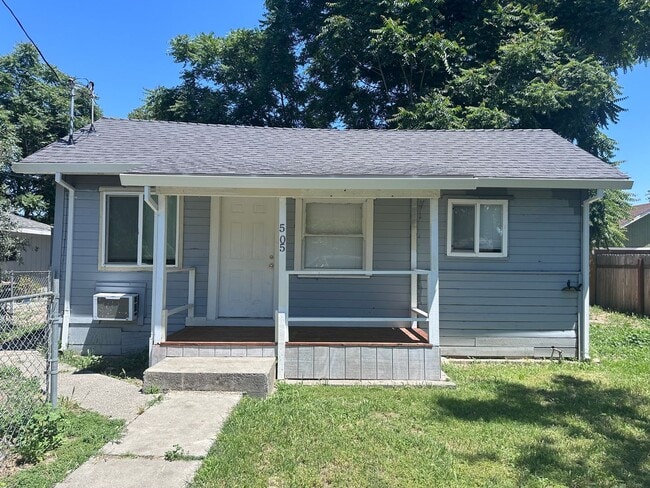 Building Photo - 2 Bedroom Home With A Spacious Yard Unit 505 Bryte Ave