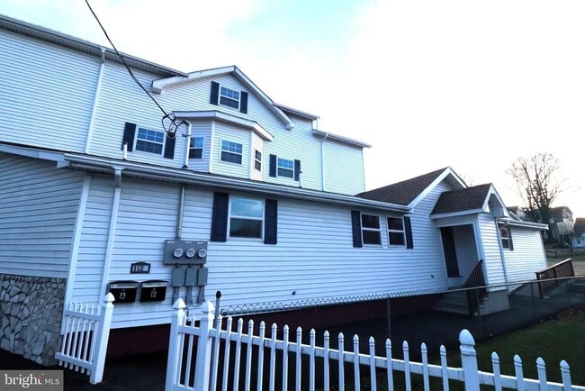 Building Photo - 112 N Lehigh Ave Unit B Rental