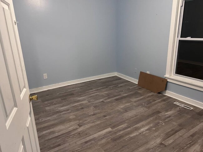 Building Photo - 112-114 Mark Ave