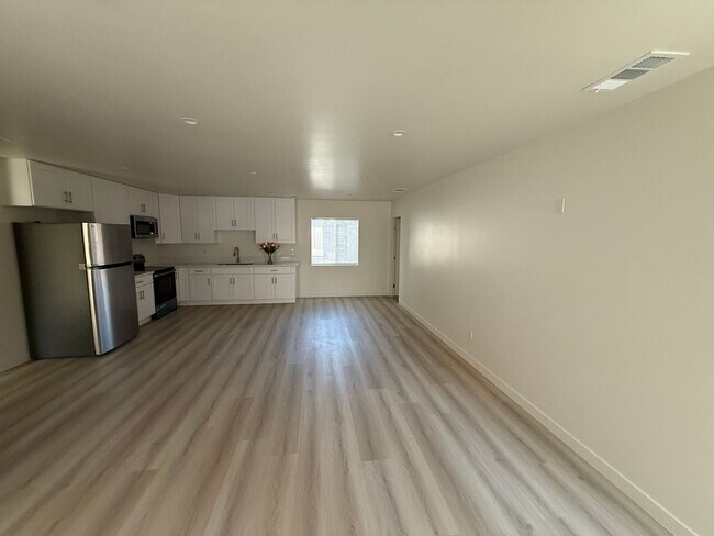 7725 Owensmouth Ave Unit 7727
