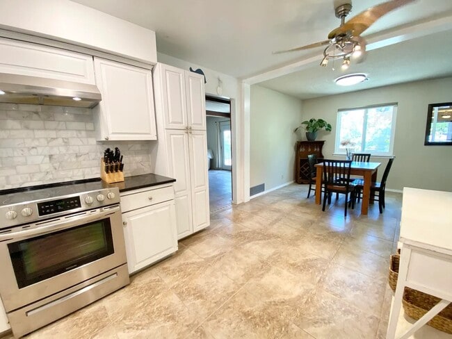 Photo - 3508 Yosemite Dr NE