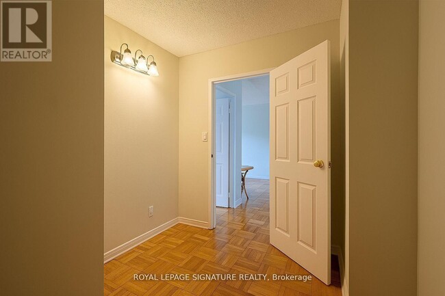 Photo - 990 Avenue Rd