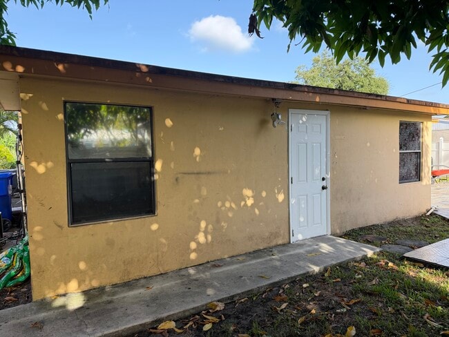 Building Photo - 1601 SW 63rd Ter Unit Efficency