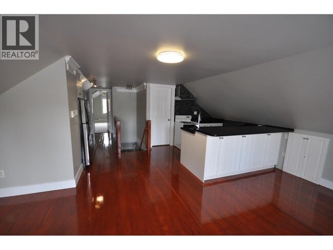 Photo - 7505 Kingsway