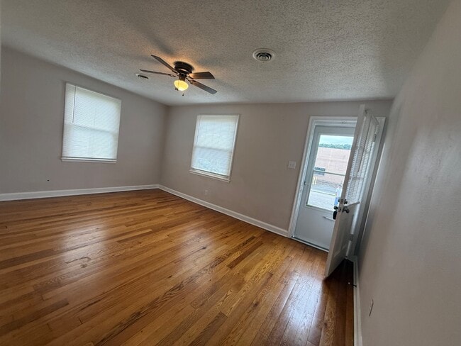 Photo - 1405 Newton St