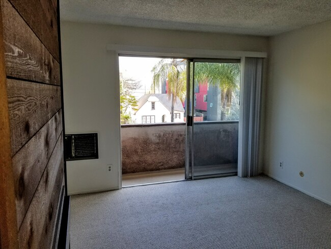 Sala de estar con balcón. - 3717 Cardiff Ave