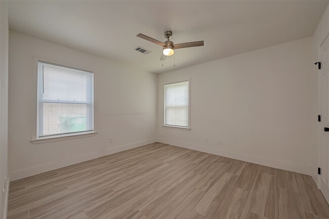 Photo - 915 Adele St