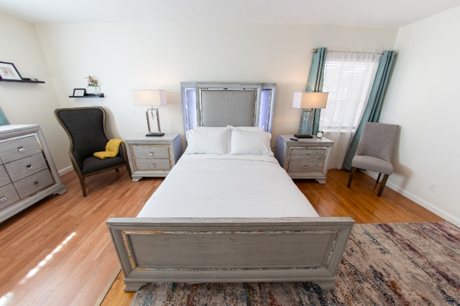 Photo - 1406 W Roberta Ave