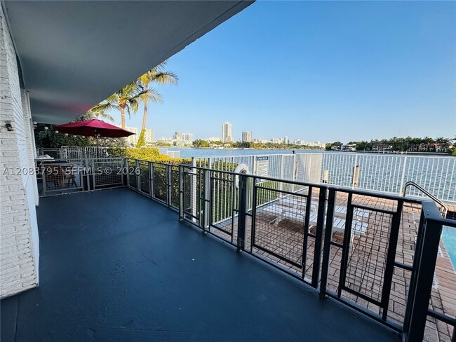 Building Photo - 946 Bay Dr E Unit 7
