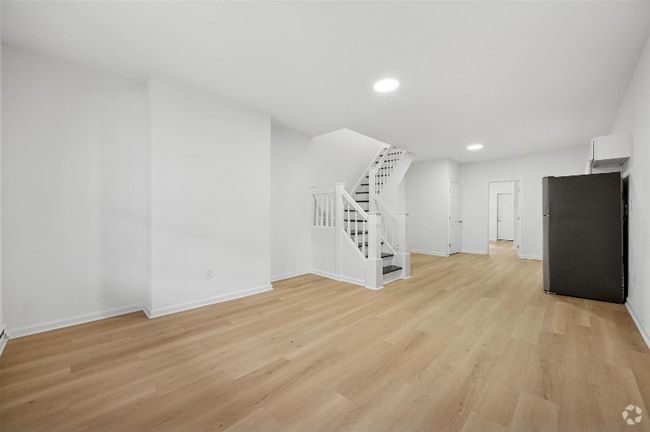 Building Photo - 220 N Robinson St Rental