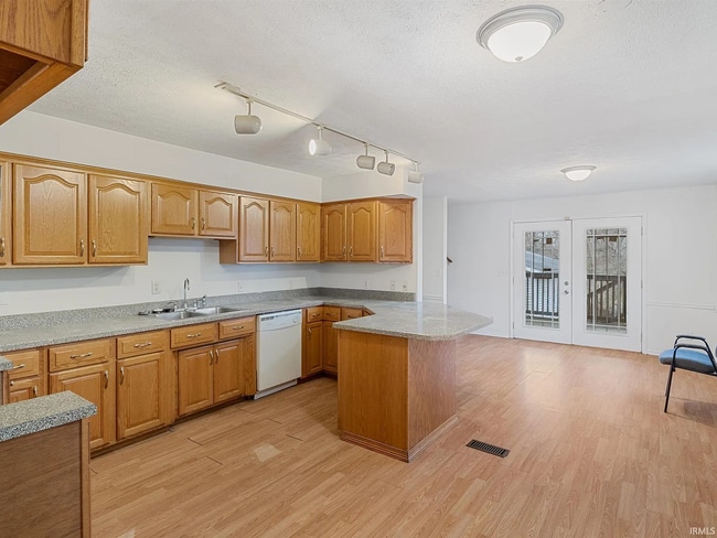 Photo - 1119 W 8th St