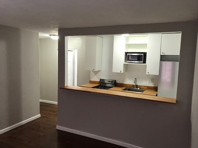 Building Photo - 2116 Kemper Ln